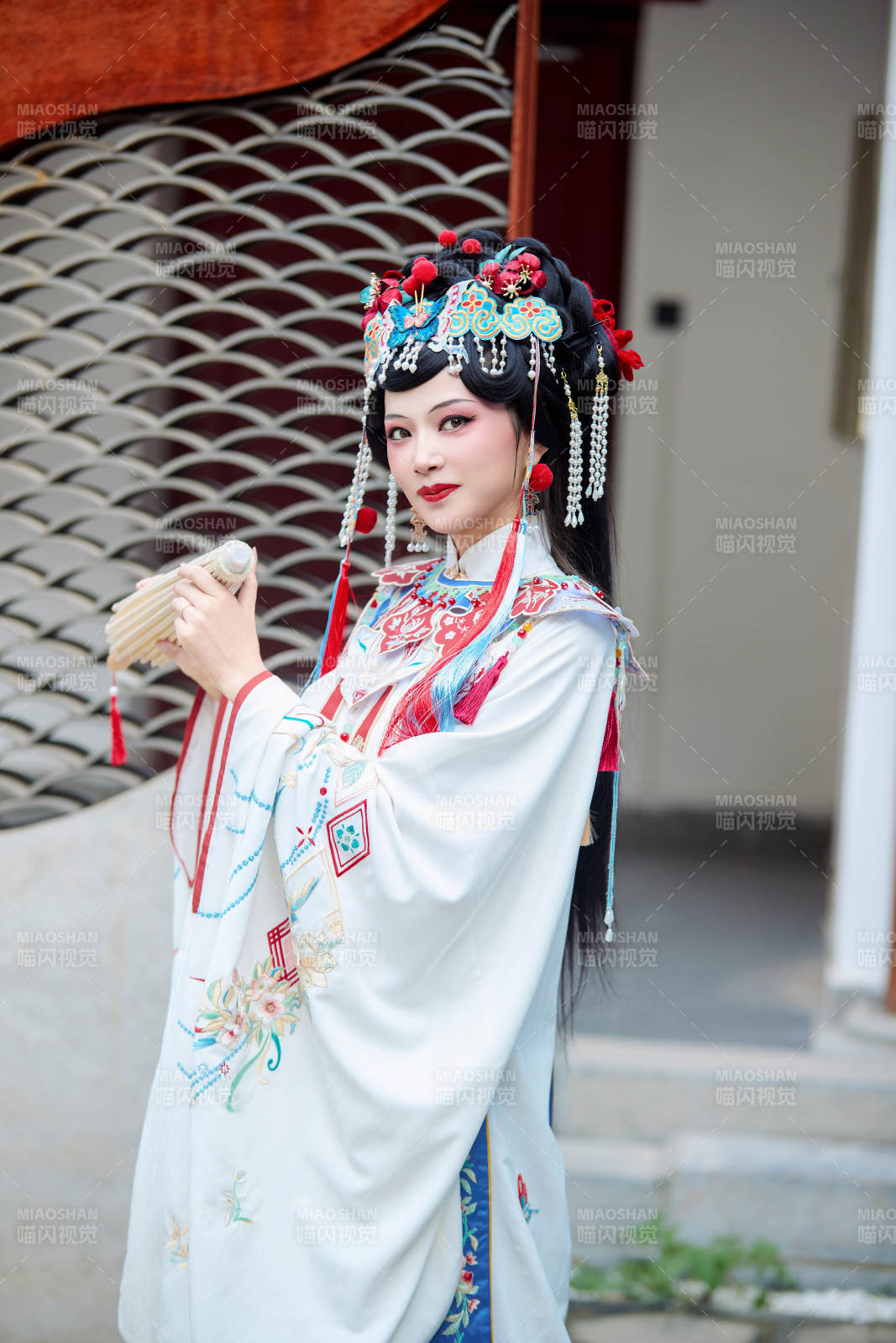 國潮戲曲服飾妝容手持油紙傘的中國美女