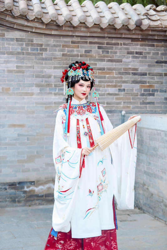 国潮戏曲服饰妆容手持油纸伞的中国美女