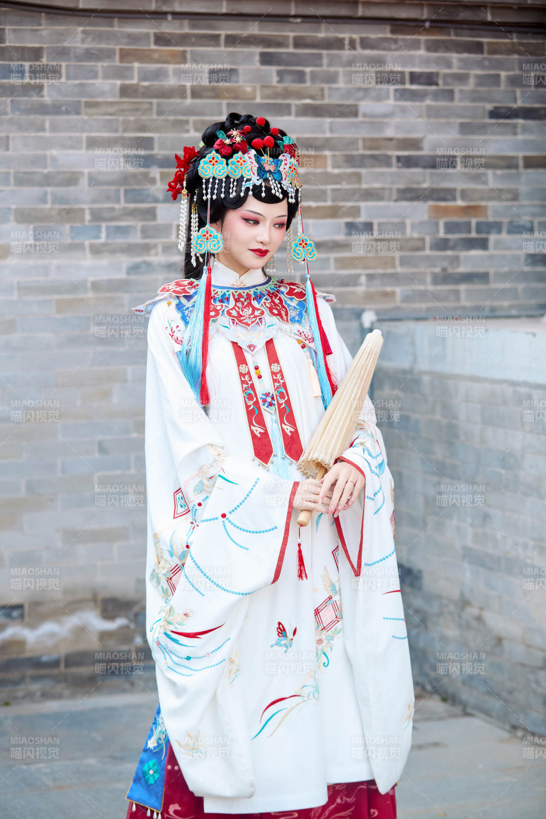 國潮戲曲服飾妝容手持油紙傘的中國美女