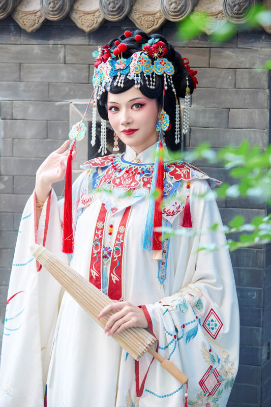 国潮戏曲服饰妆容手持油纸伞的中国美女