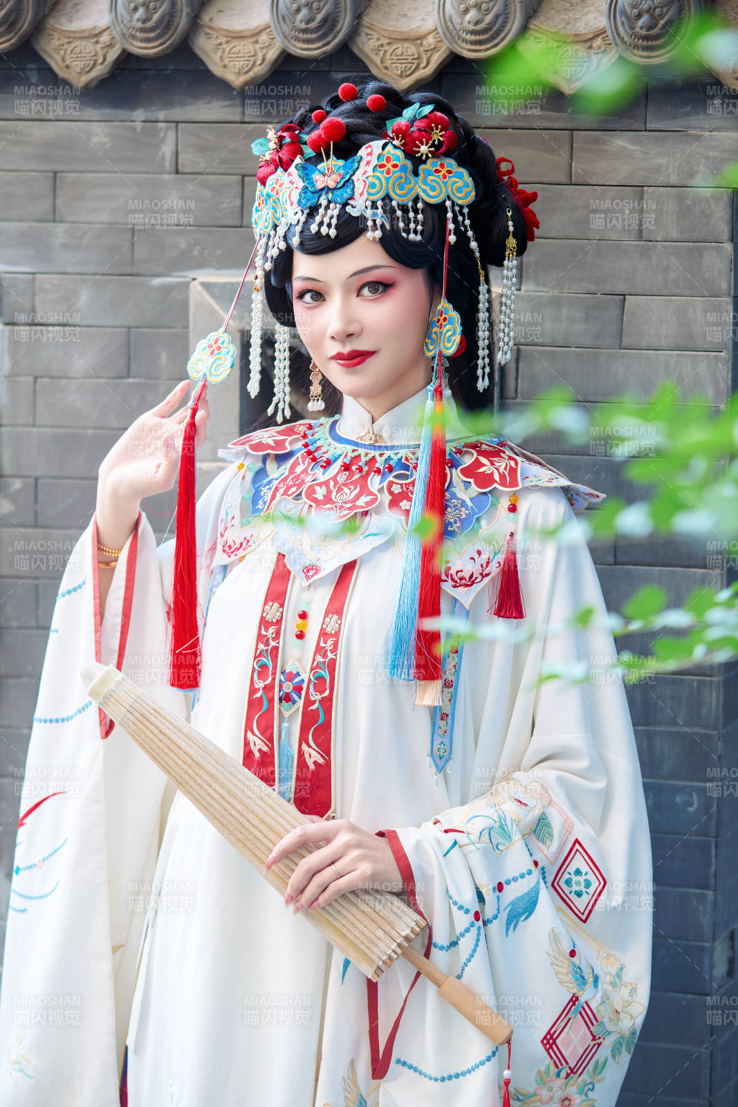 国潮戏曲服饰妆容手持油纸伞的中国美女