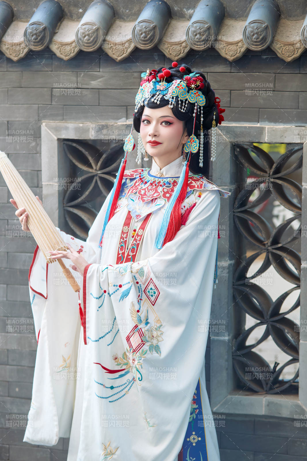 國潮戲曲服飾妝容手持油紙傘的中國美女