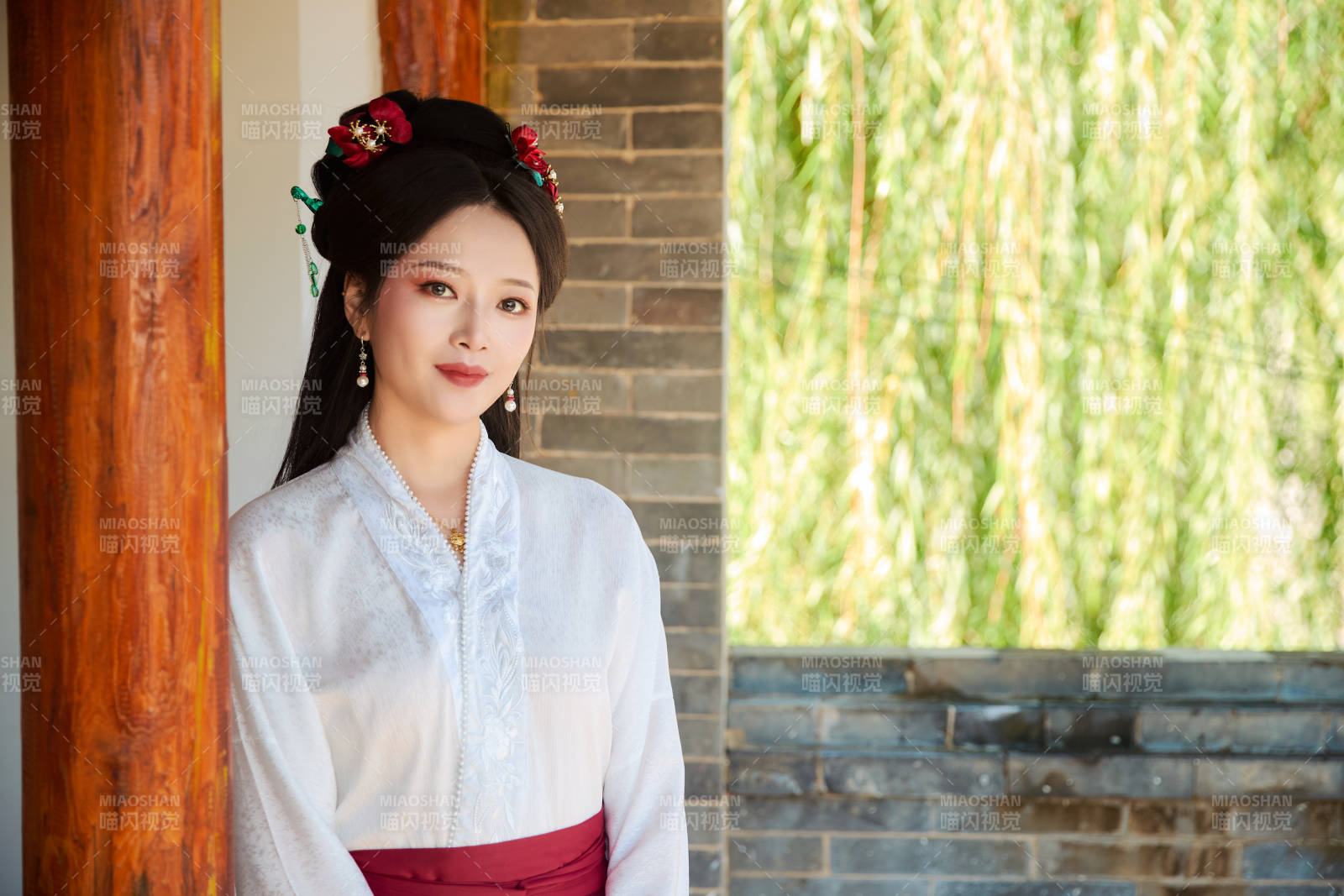 穿著中國漢族服飾馬面裙的東方女性