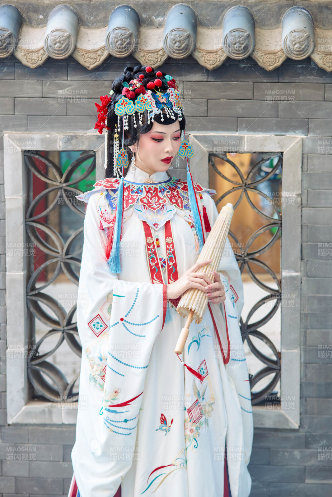 國潮戲曲服飾妝容手持油紙傘的中國美女