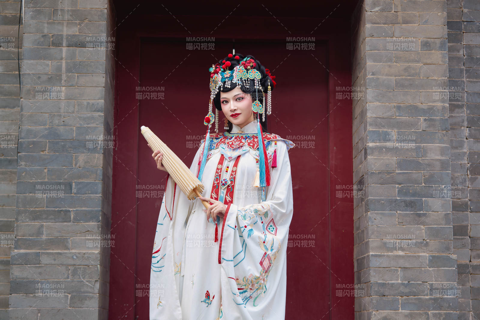 國(guó)潮戲曲服飾妝容手持油紙傘的中國(guó)美女