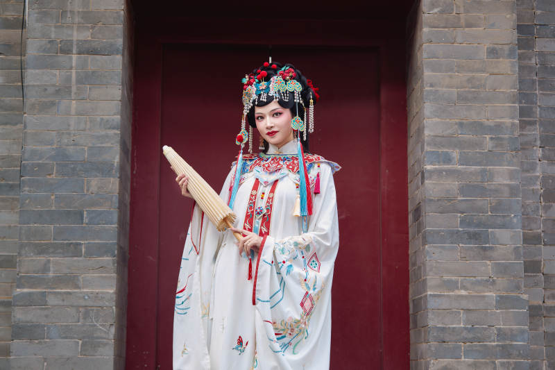 国潮戏曲服饰妆容手持油纸伞的中国美女