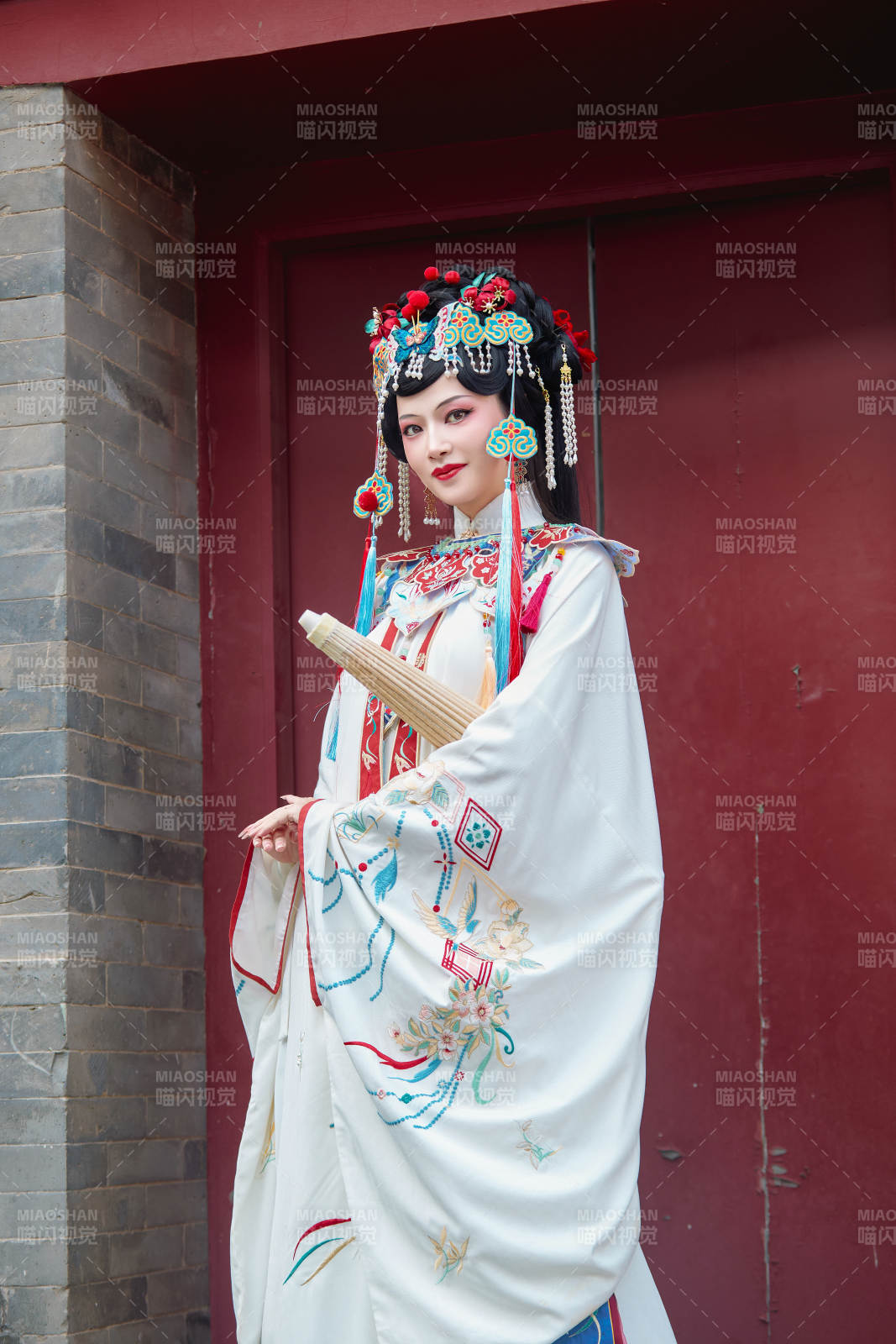 國(guó)潮戲曲服飾妝容手持油紙傘的中國(guó)美女