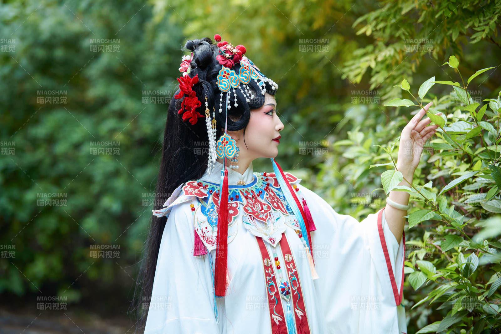 國潮戲曲服飾妝容手持油紙傘的中國美女