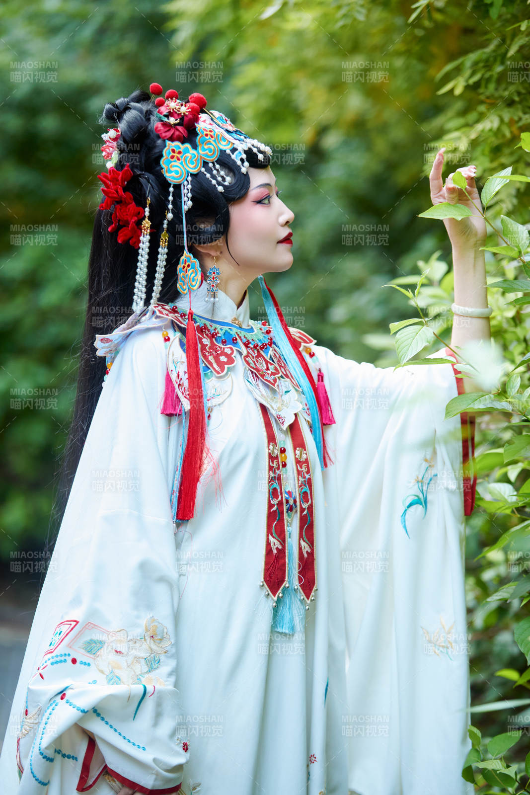 國潮戲曲服飾妝容手持油紙傘的中國美女