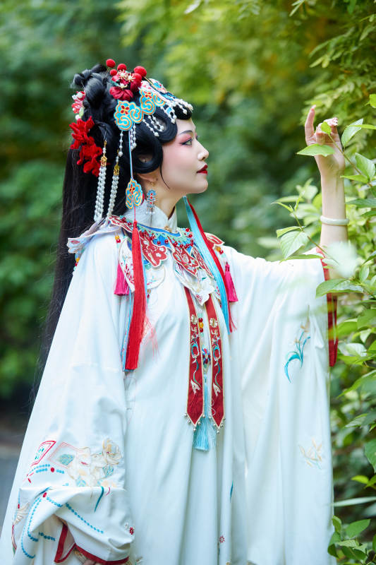 国潮戏曲服饰妆容手持油纸伞的中国美女