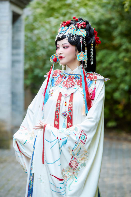 国潮戏曲服饰妆容手持油纸伞的中国美女