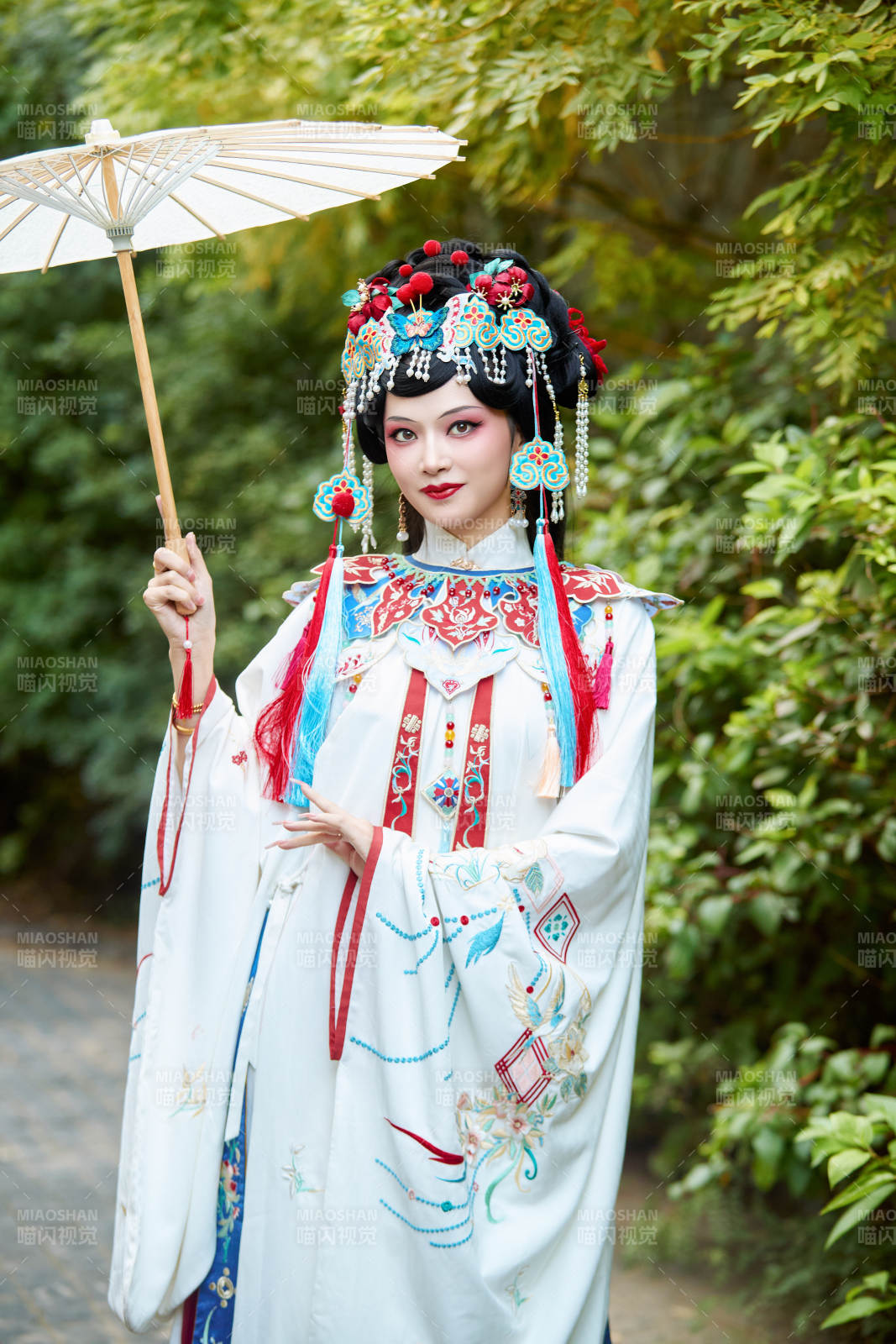 國潮戲曲服飾妝容手持油紙傘的中國美女