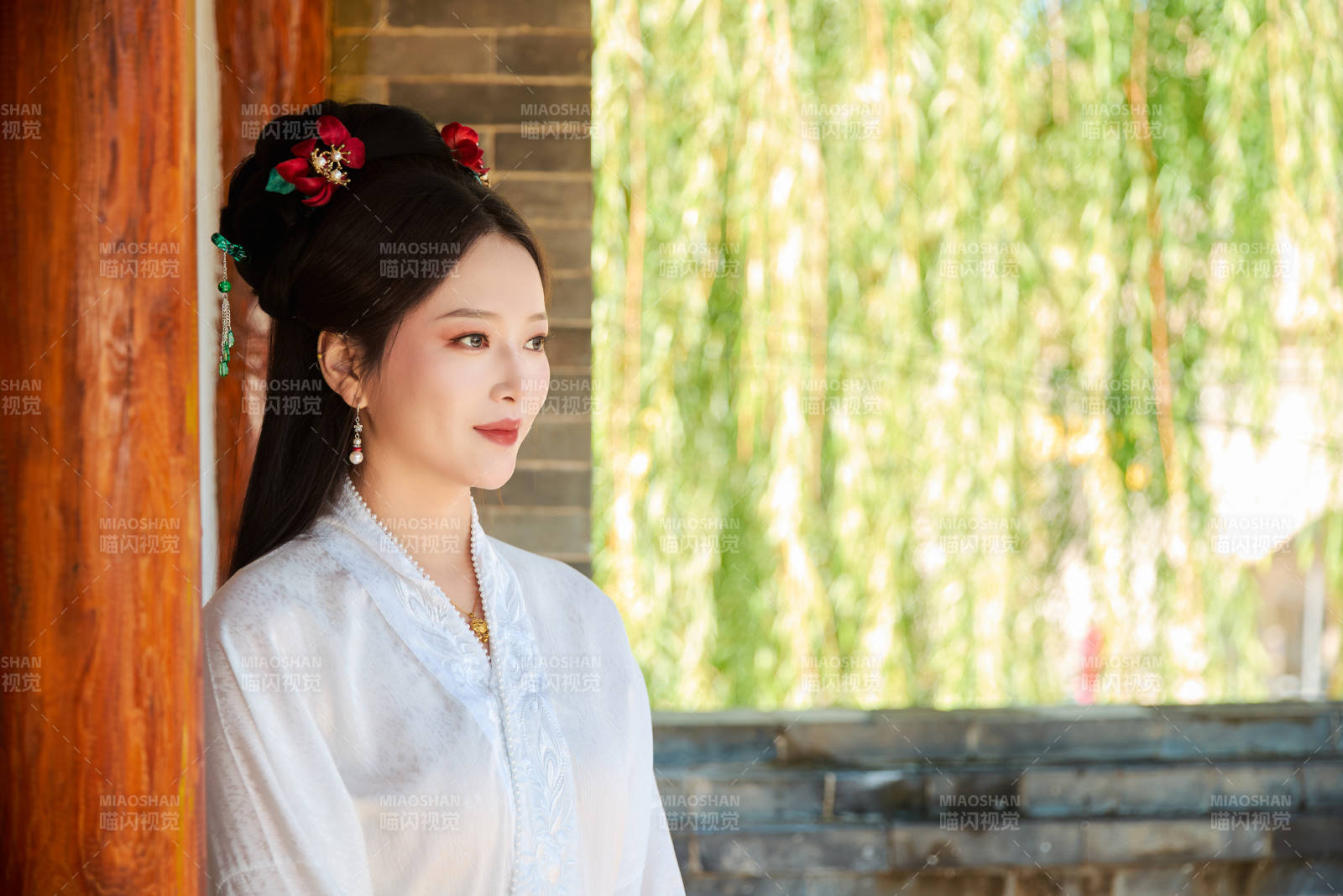 穿著中國漢族服飾馬面裙的東方女性