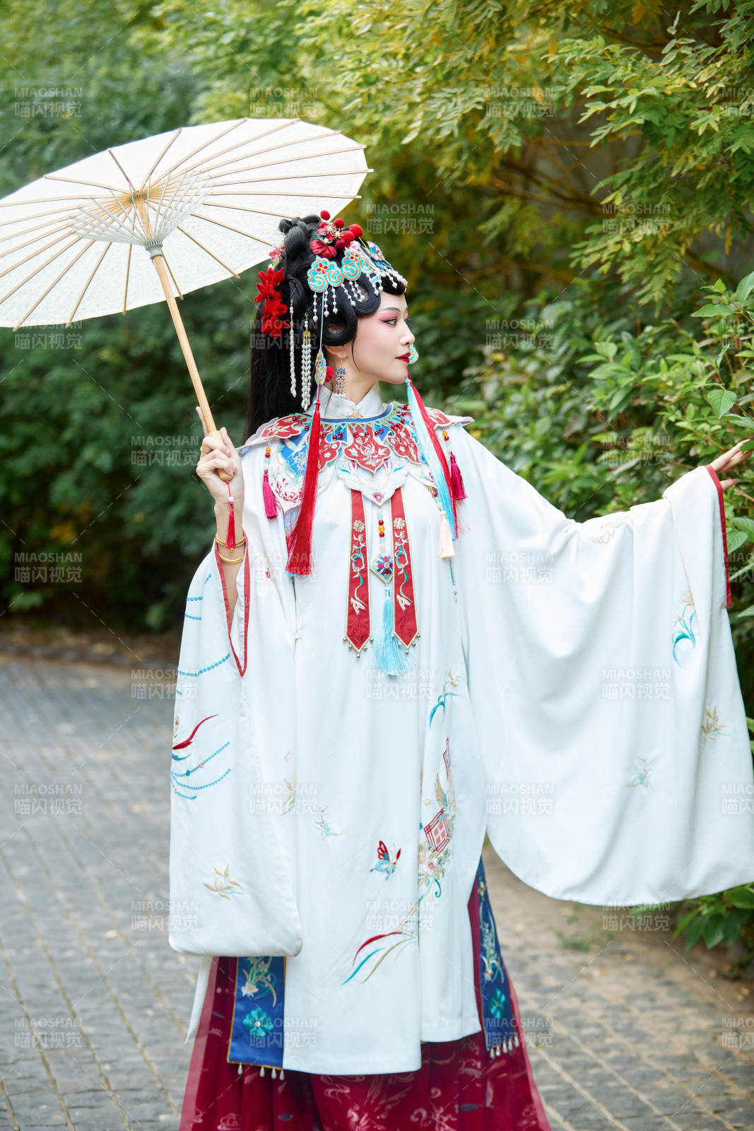 國潮戲曲服飾妝容手持油紙傘的中國美女