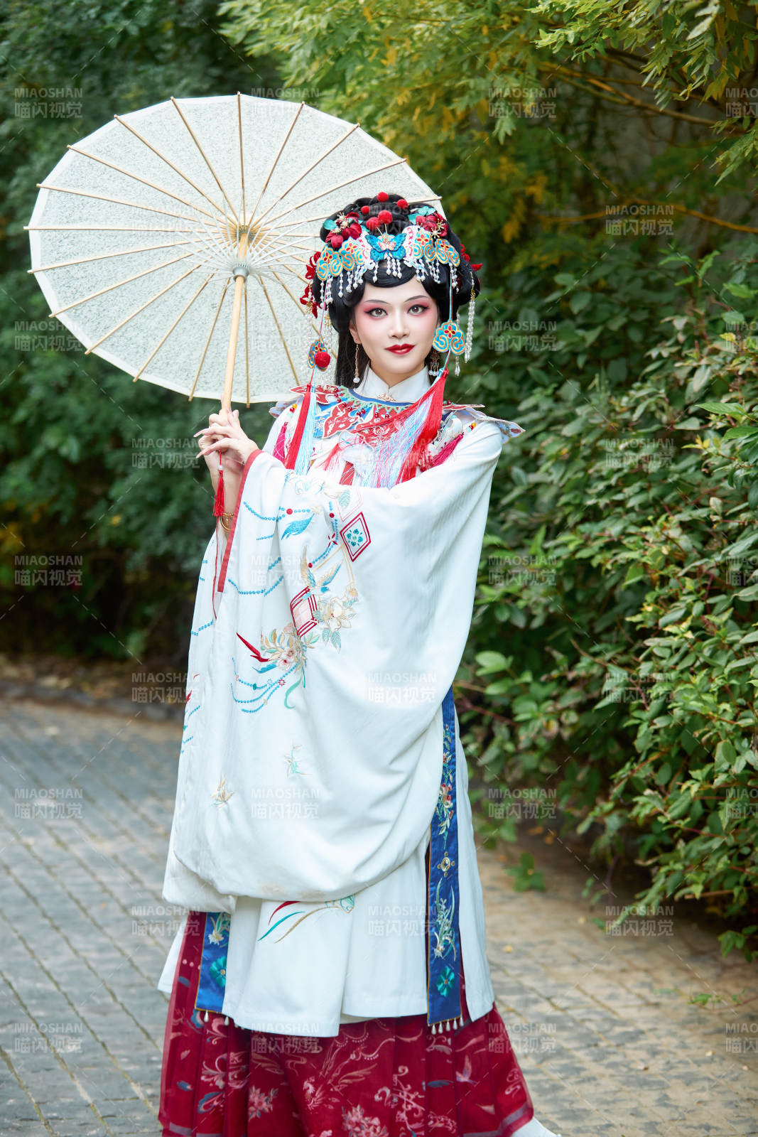 國潮戲曲服飾妝容手持油紙傘的中國美女