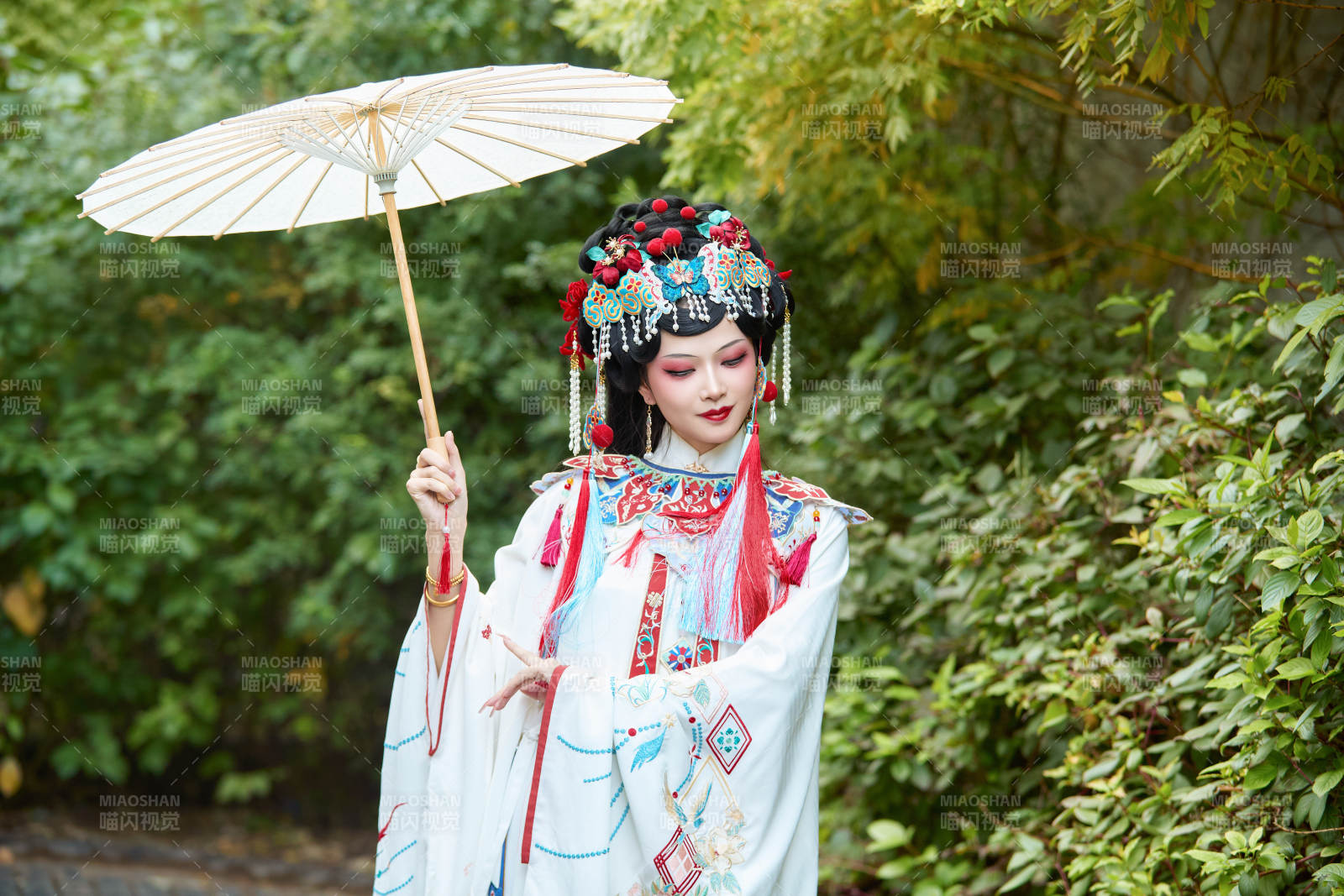 國潮戲曲服飾妝容手持油紙傘的中國美女