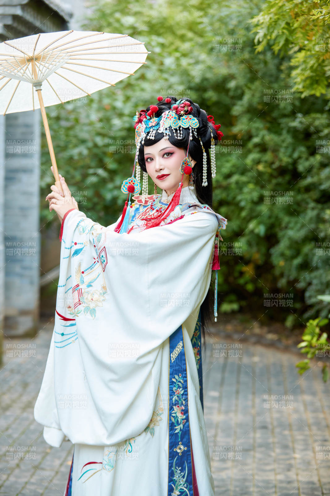 國潮戲曲服飾妝容手持油紙傘的中國美女