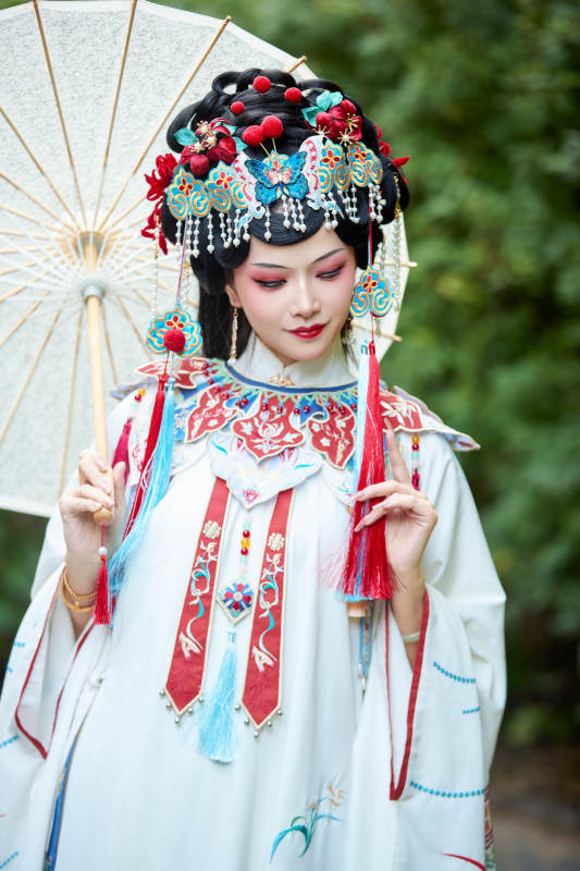 国潮戏曲服饰妆容手持油纸伞的中国美女