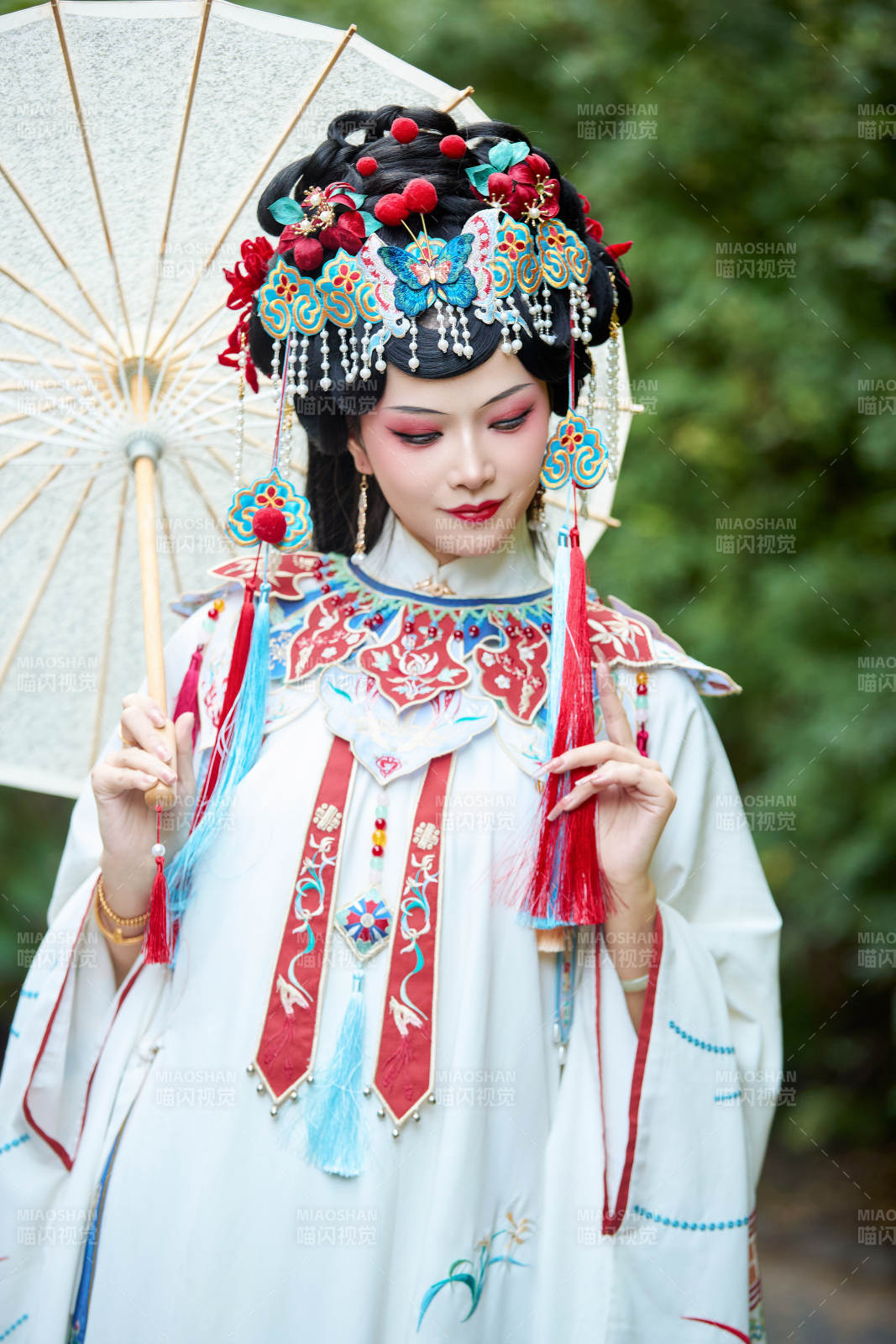 国潮戏曲服饰妆容手持油纸伞的中国美女