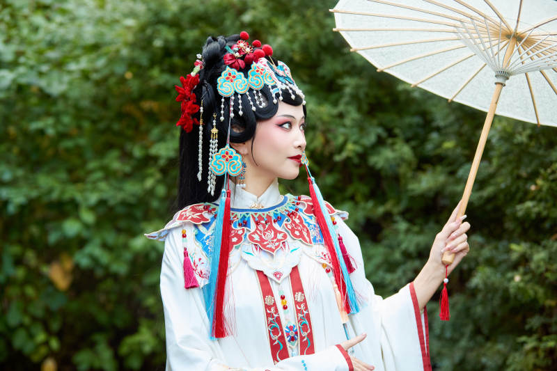 国潮戏曲服饰妆容手持油纸伞的中国美女
