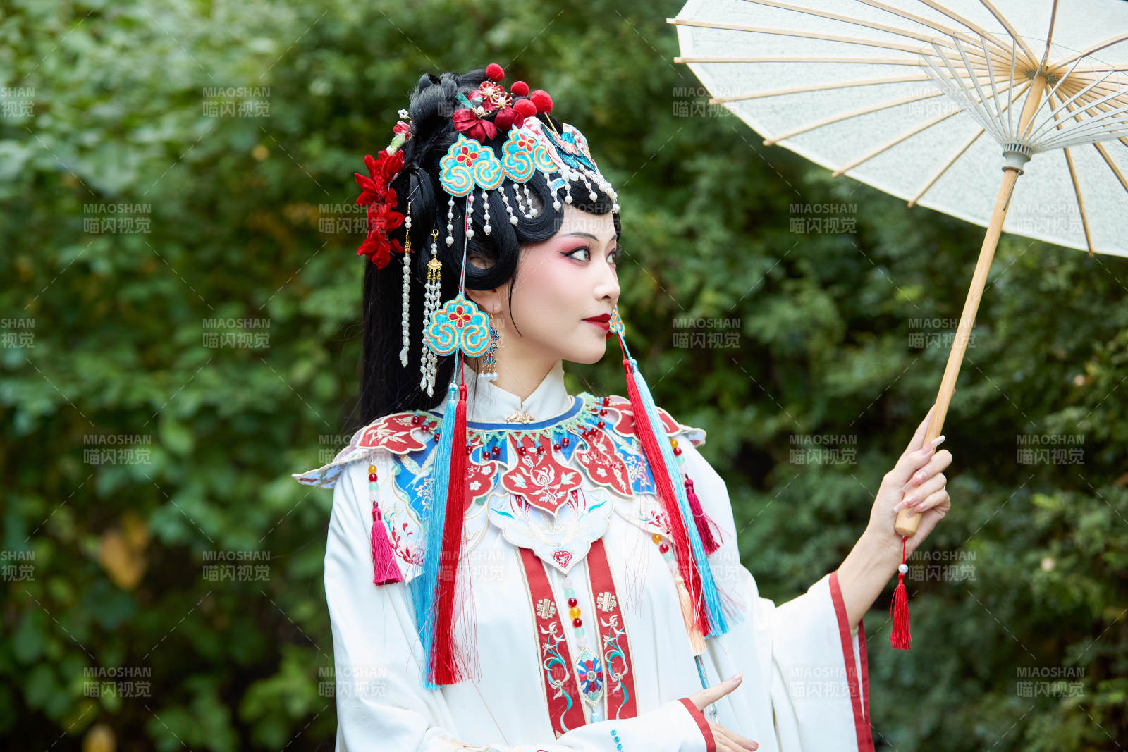 国潮戏曲服饰妆容手持油纸伞的中国美女