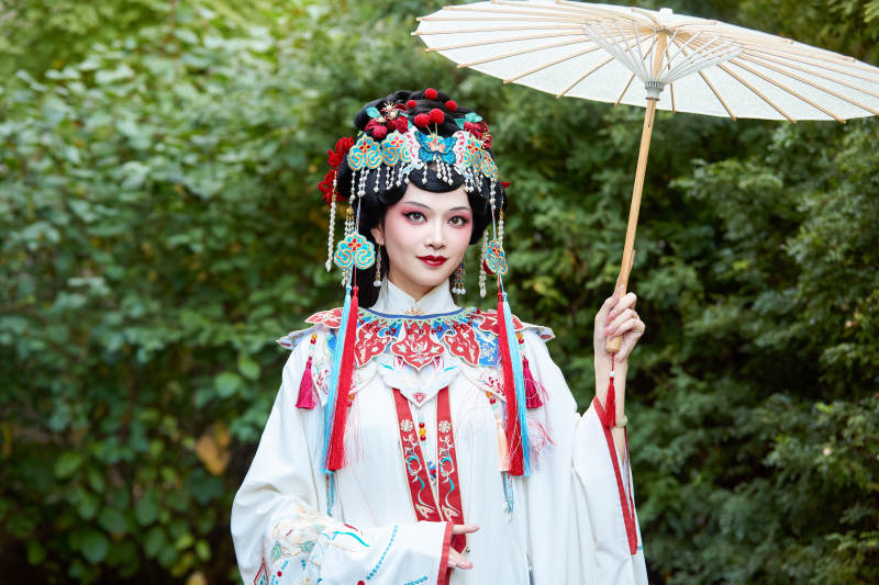 国潮戏曲服饰妆容手持油纸伞的中国美女