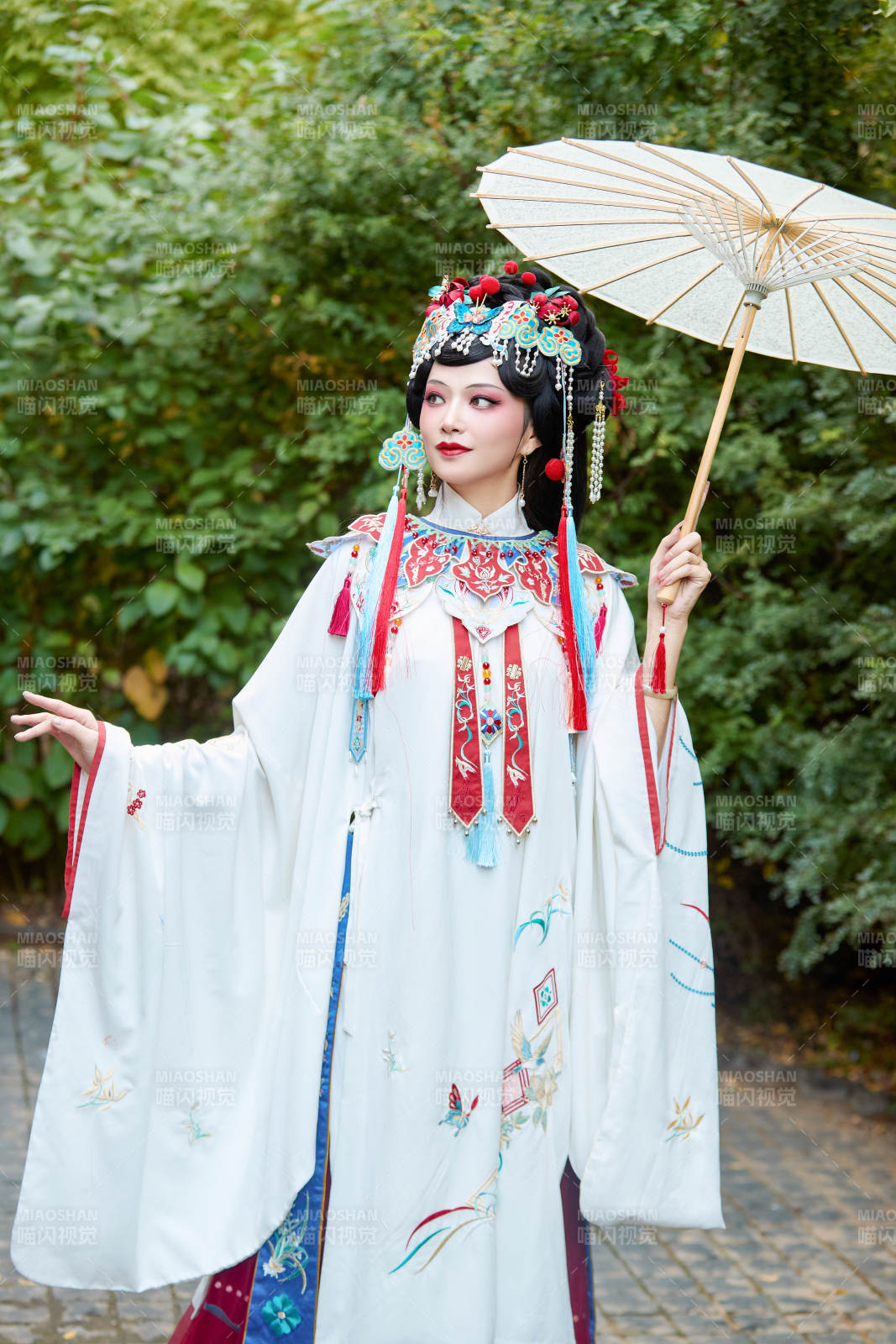 國潮戲曲服飾妝容手持油紙傘的中國美女