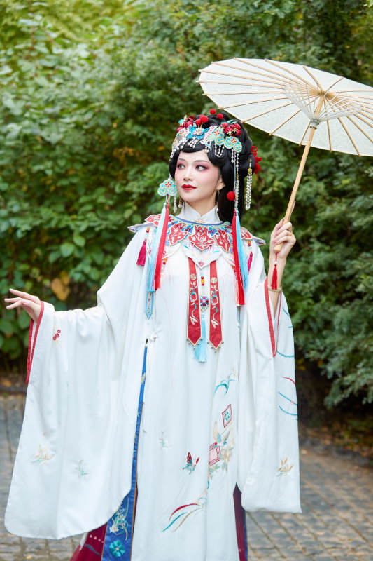 国潮戏曲服饰妆容手持油纸伞的中国美女