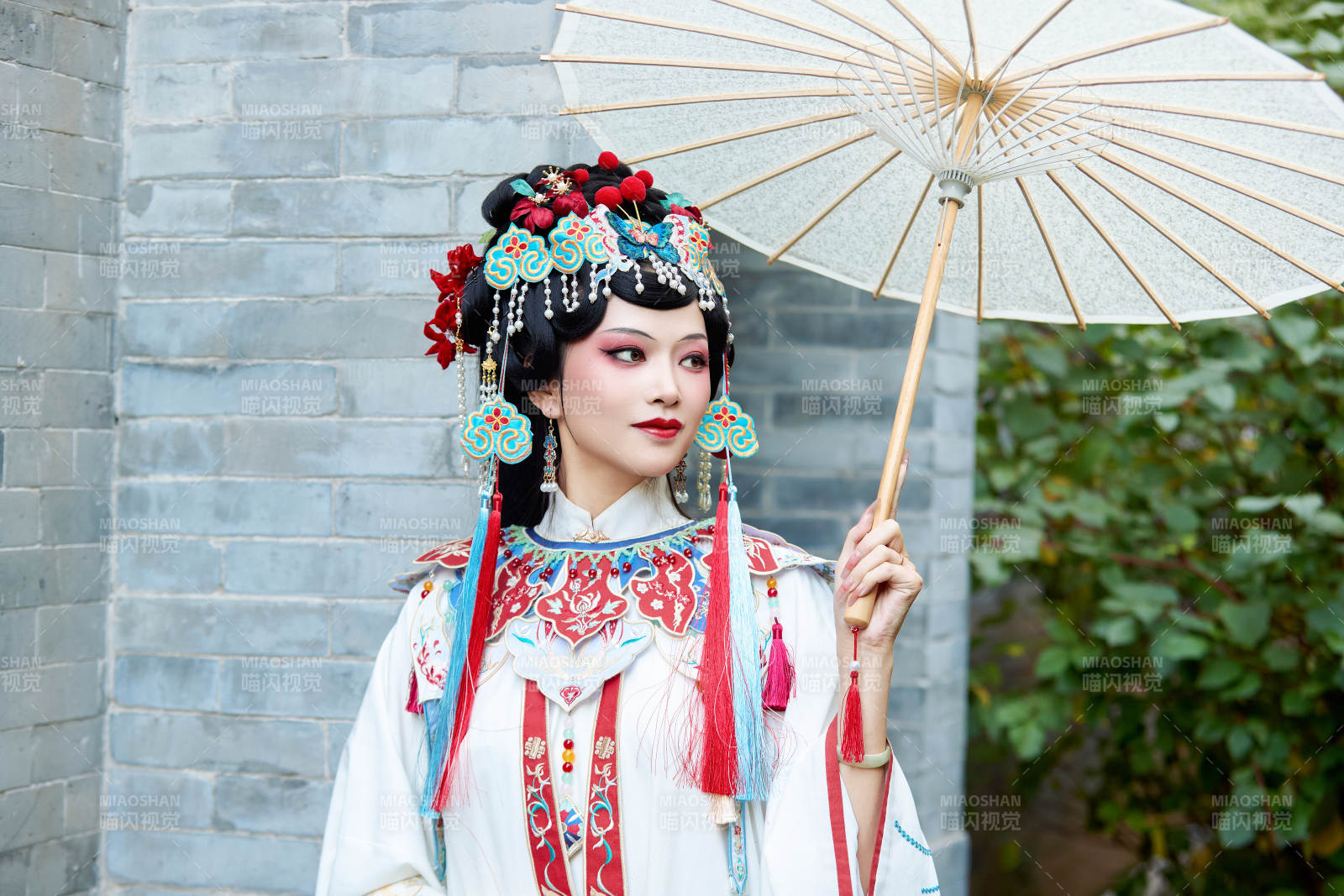 国潮戏曲服饰妆容手持油纸伞的中国美女