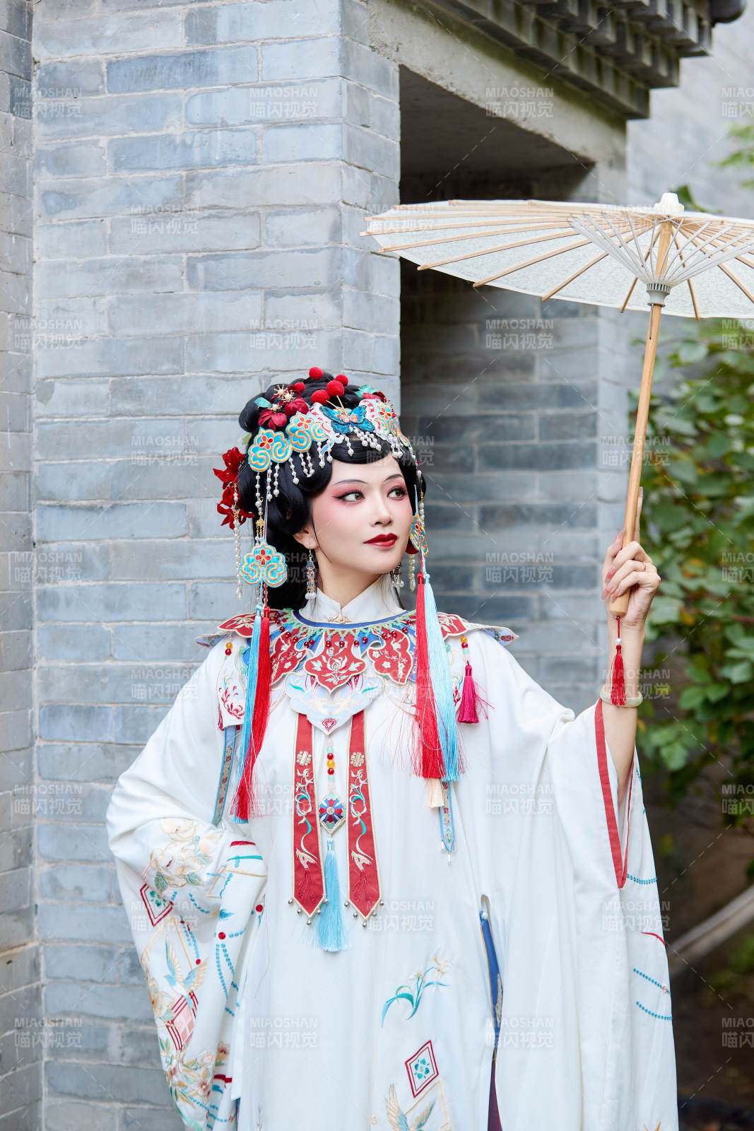 國(guó)潮戲曲服飾妝容手持油紙傘的中國(guó)美女