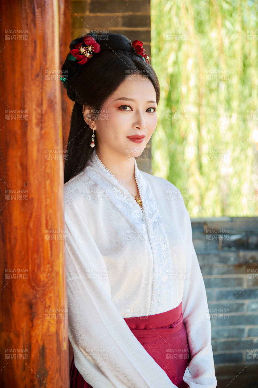 穿著中國漢族服飾馬面裙的東方女性