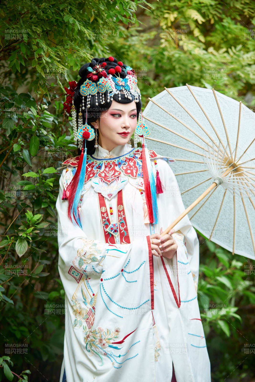 國潮戲曲服飾妝容手持油紙傘的中國美女