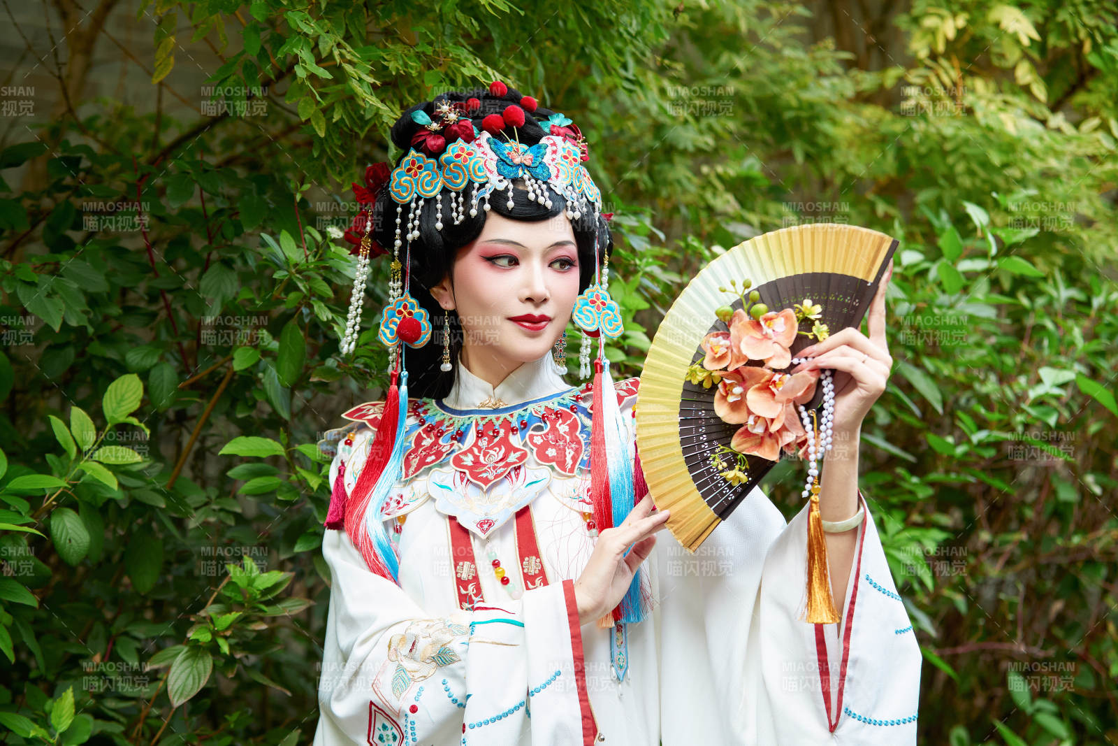 身穿國潮戲曲服飾裝扮手拿花扇的中國美女