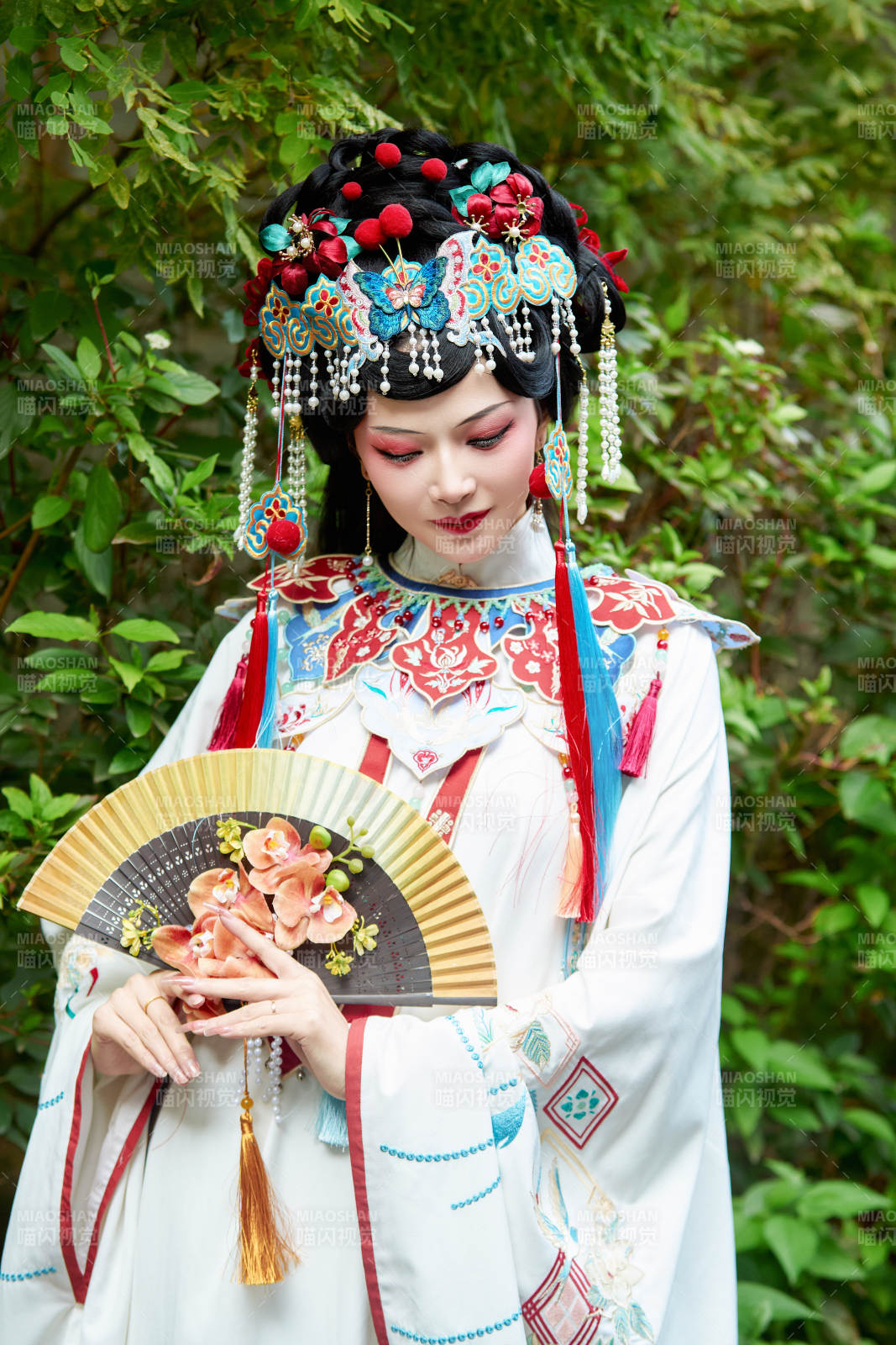 身穿國潮戲曲服飾裝扮手拿花扇的中國美女