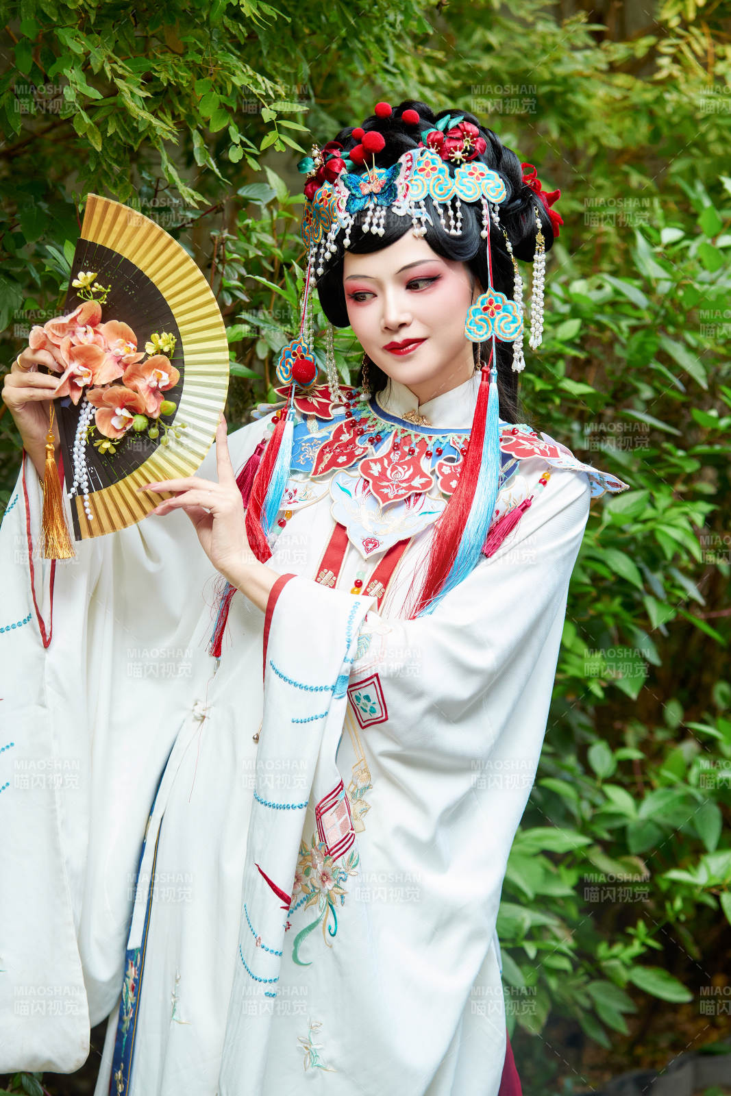 身穿國潮戲曲服飾裝扮手拿花扇的中國美女