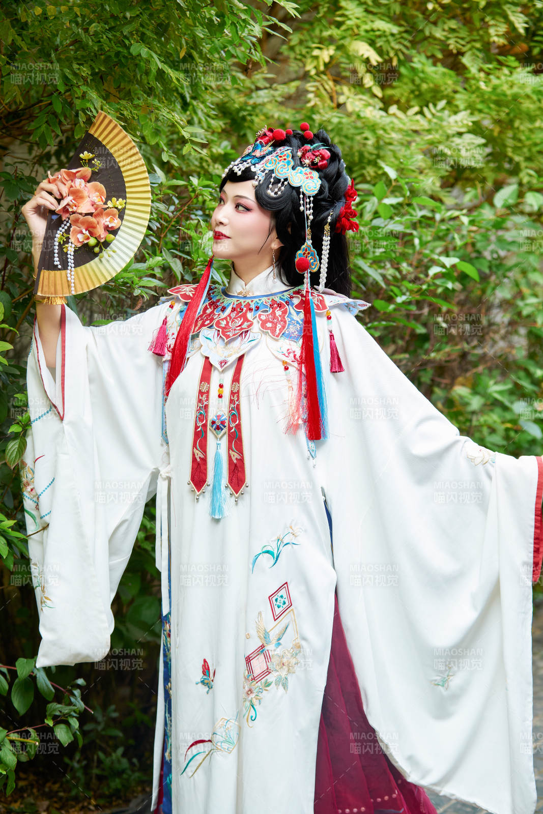 身穿國(guó)潮戲曲服飾裝扮手拿花扇的中國(guó)美女