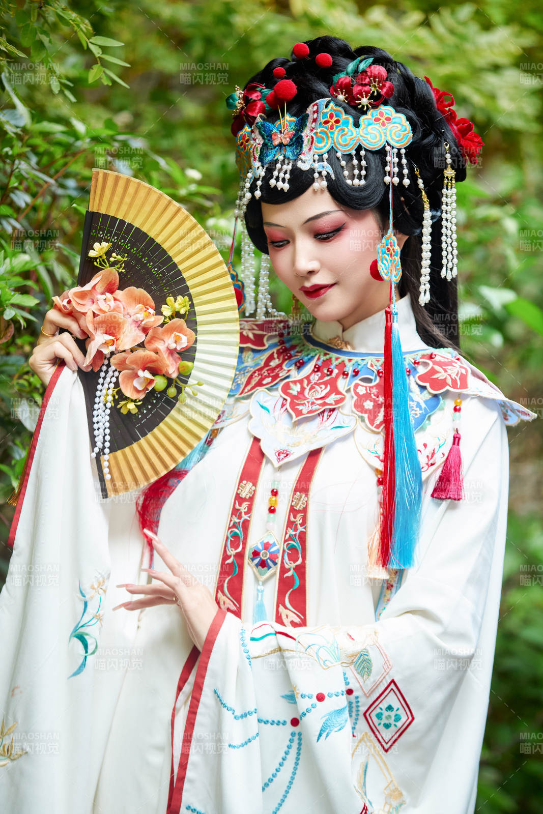 身穿國潮戲曲服飾裝扮手拿花扇的中國美女