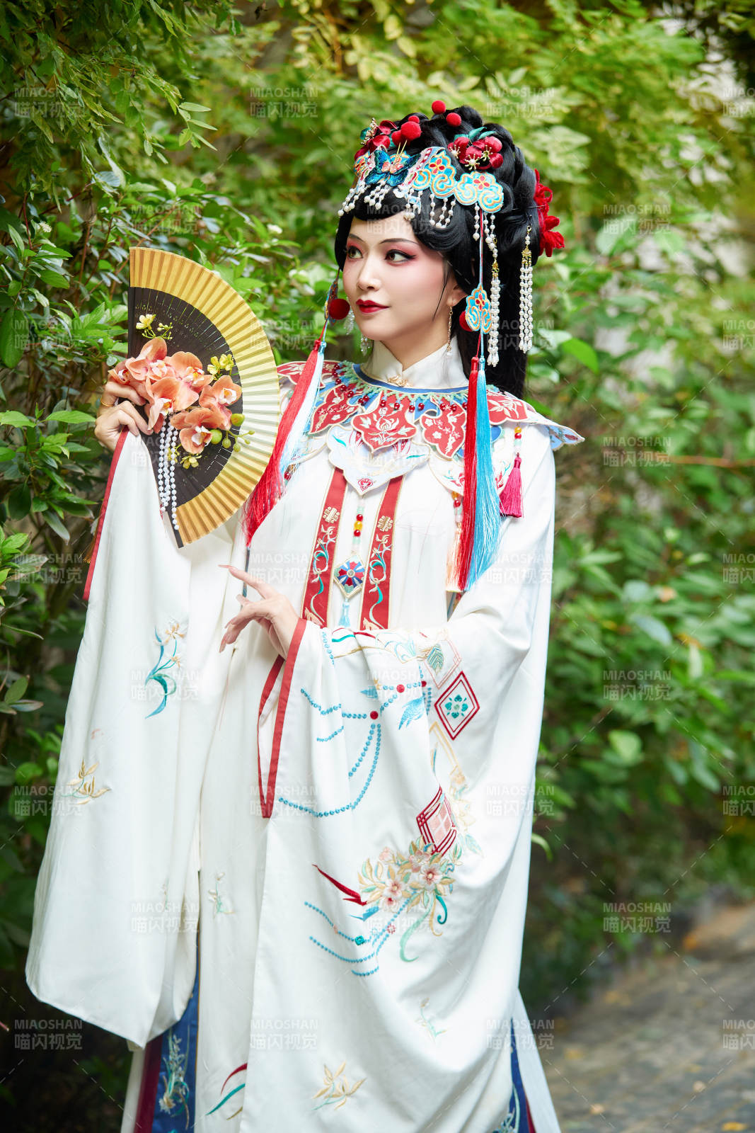 身穿國潮戲曲服飾裝扮手拿花扇的中國美女