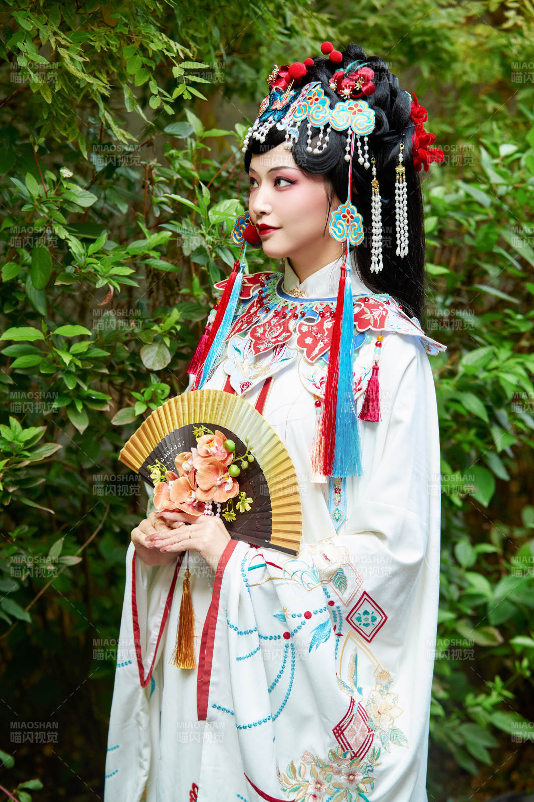 身穿國潮戲曲服飾裝扮手拿花扇的中國美女