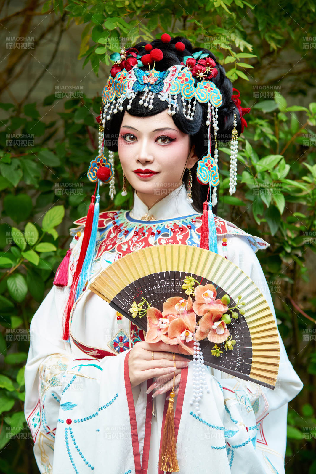 身穿國潮戲曲服飾裝扮手拿花扇的中國美女