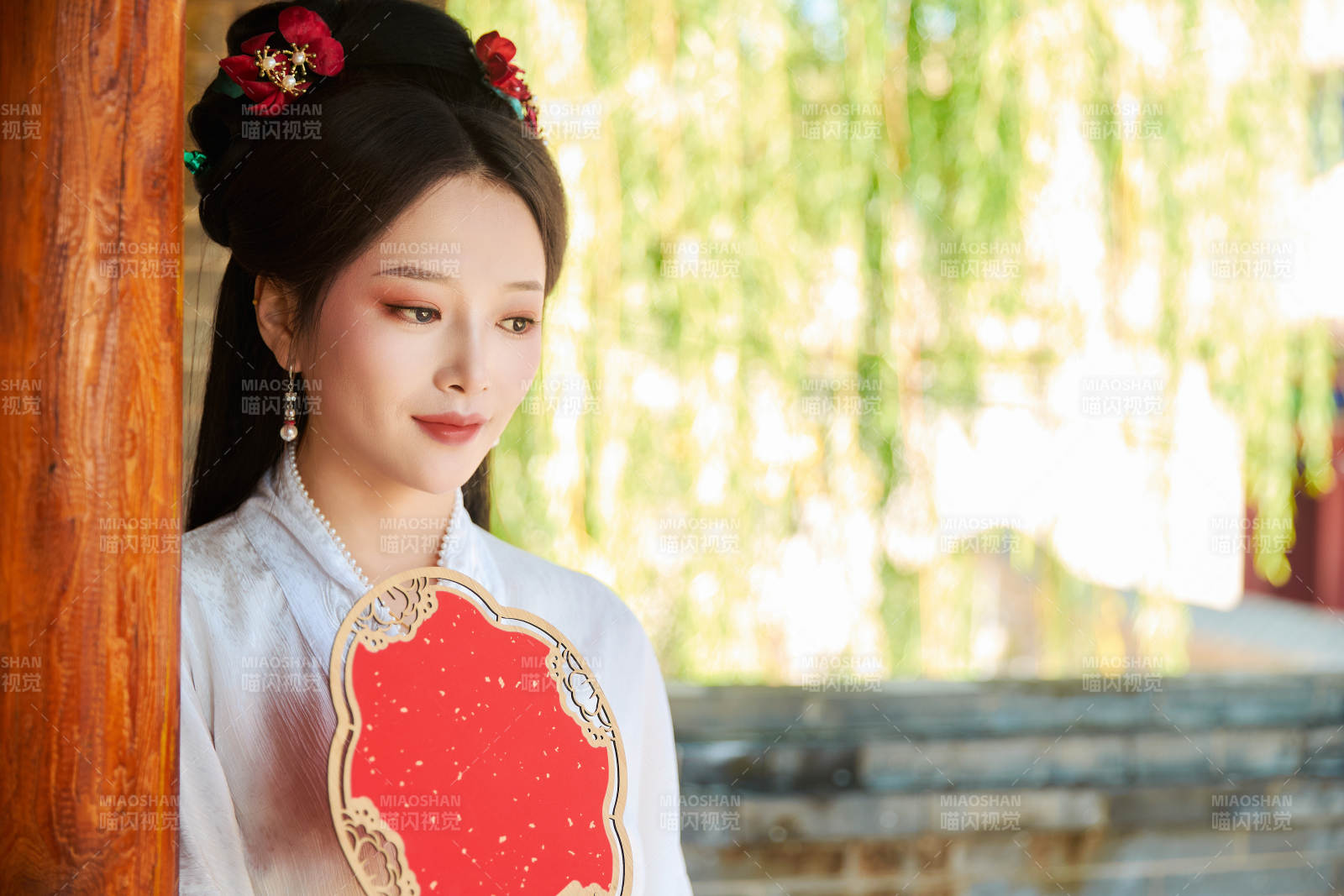 穿著中國漢族服飾馬面裙的東方女性