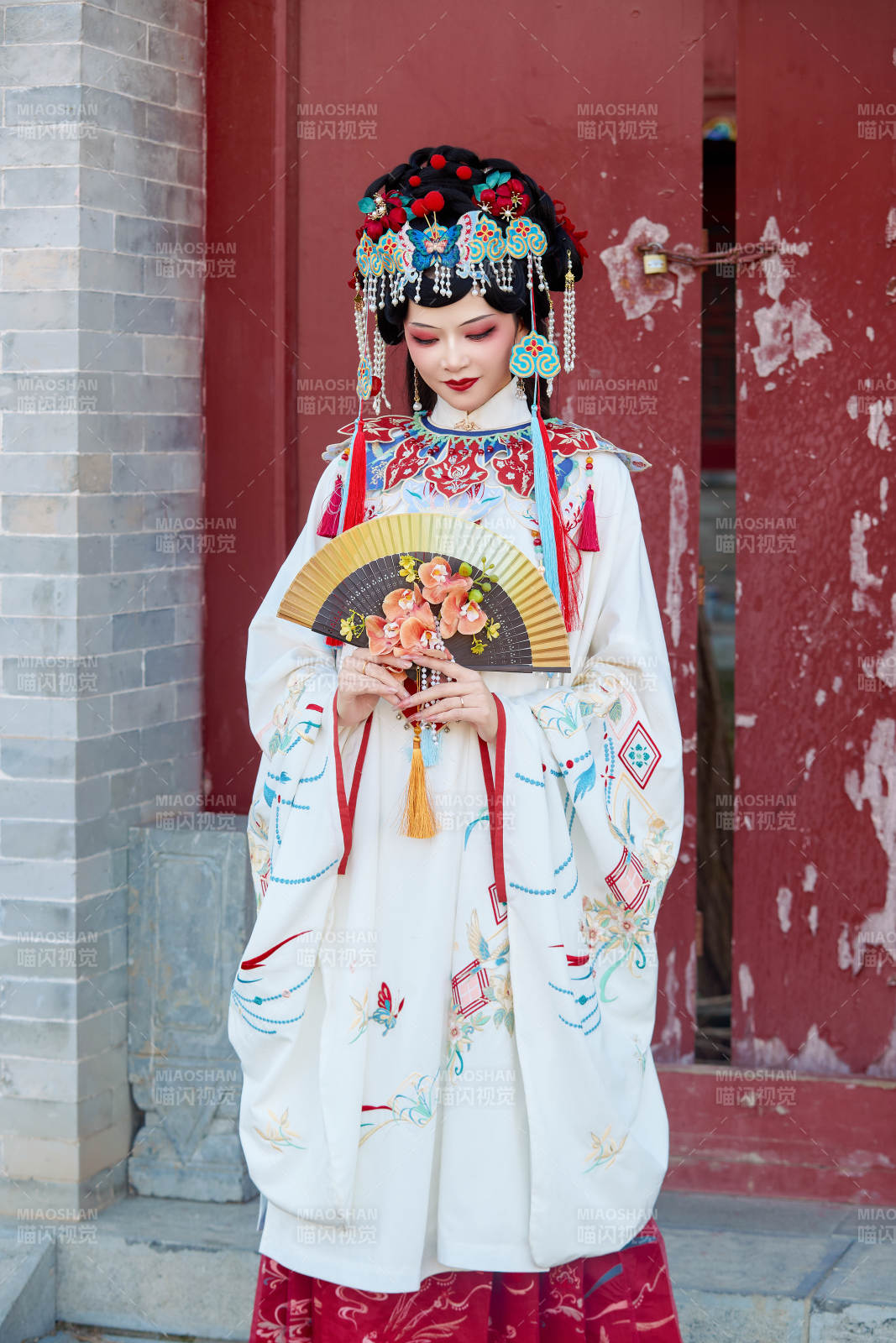 身穿國潮戲曲服飾裝扮手拿花扇的中國美女