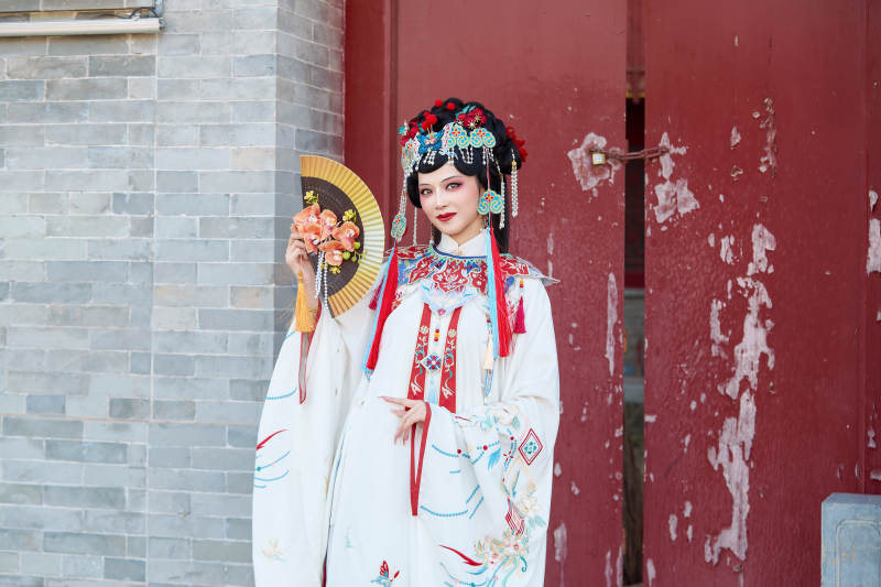 身穿国潮戏曲服饰装扮手拿花扇的中国美女