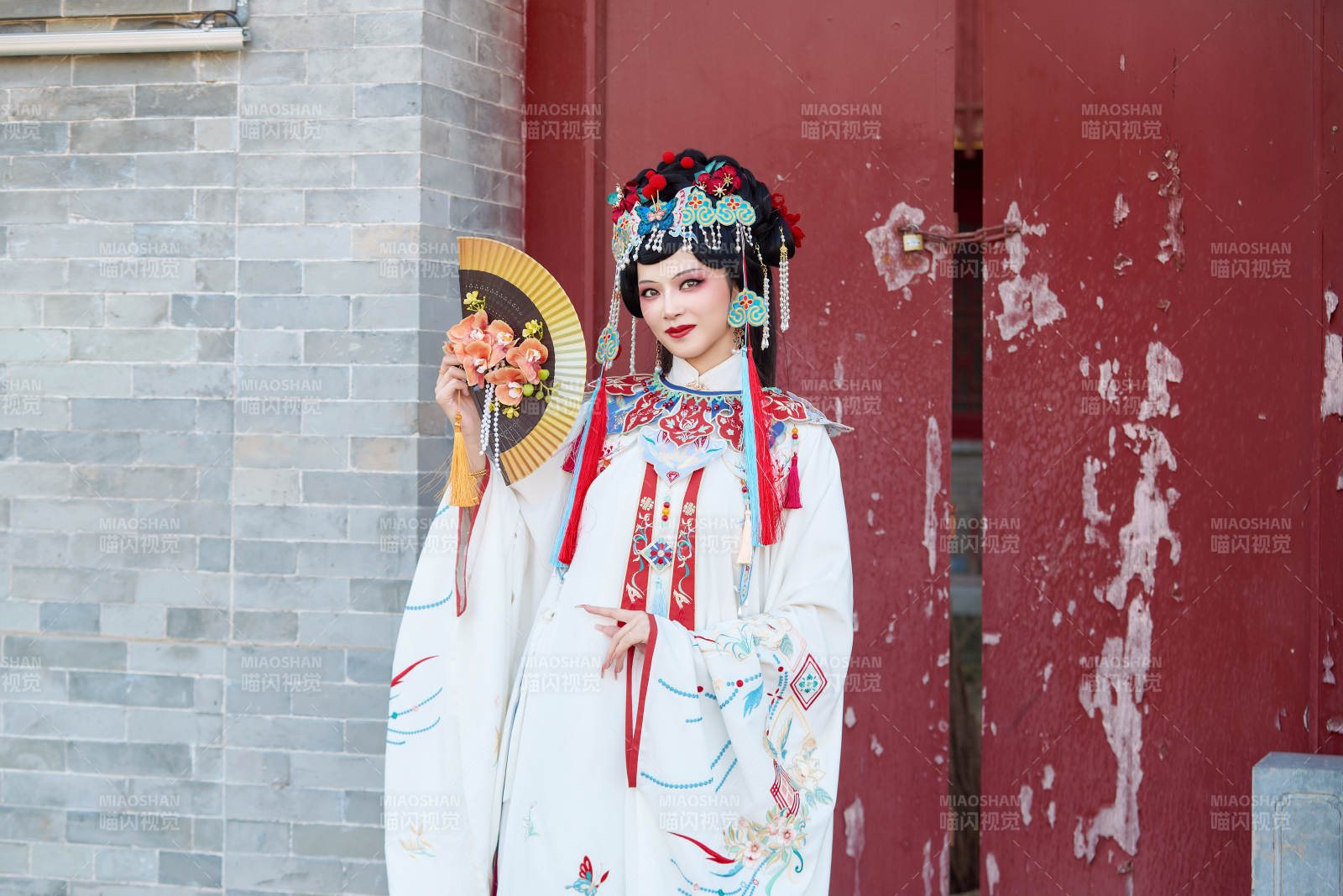 身穿國潮戲曲服飾裝扮手拿花扇的中國美女