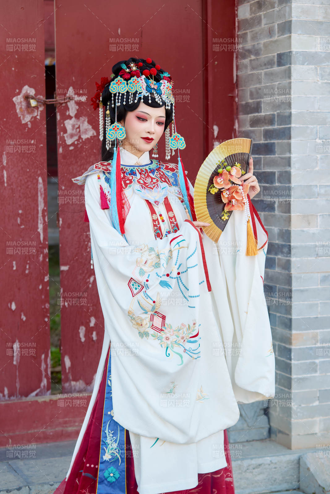 身穿國潮戲曲服飾裝扮手拿花扇的中國美女