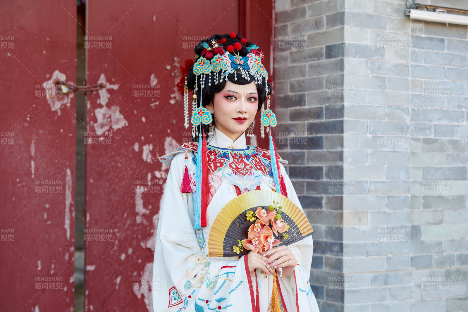 身穿國潮戲曲服飾裝扮手拿花扇的中國美女