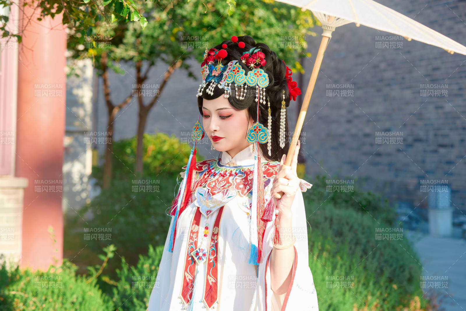 國潮戲曲服飾妝容手持油紙傘的中國美女