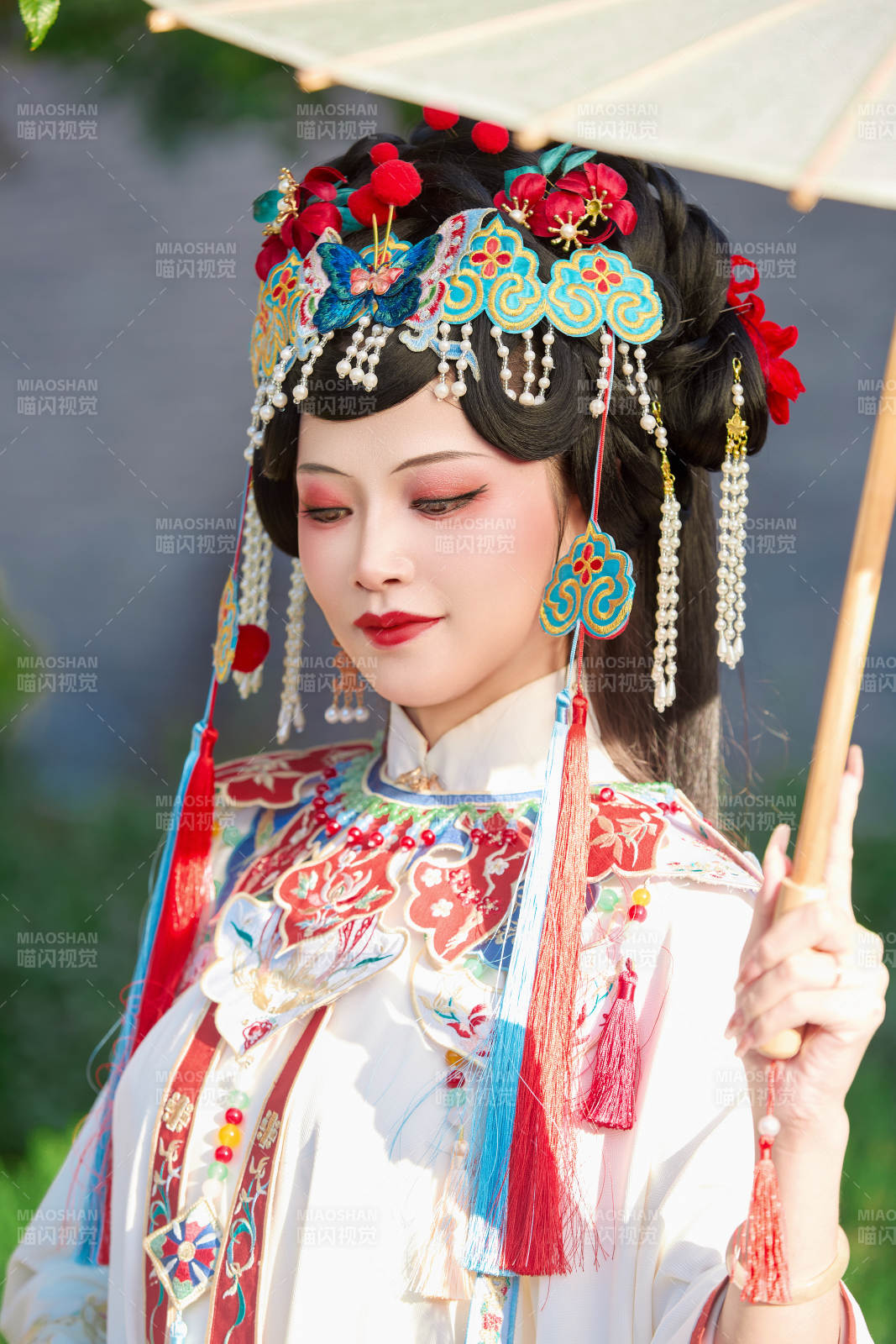 國潮戲曲服飾妝容手持油紙傘的中國美女