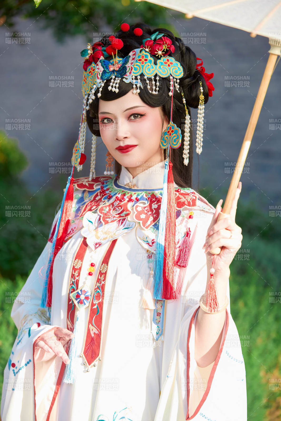 國潮戲曲服飾妝容手持油紙傘的中國美女