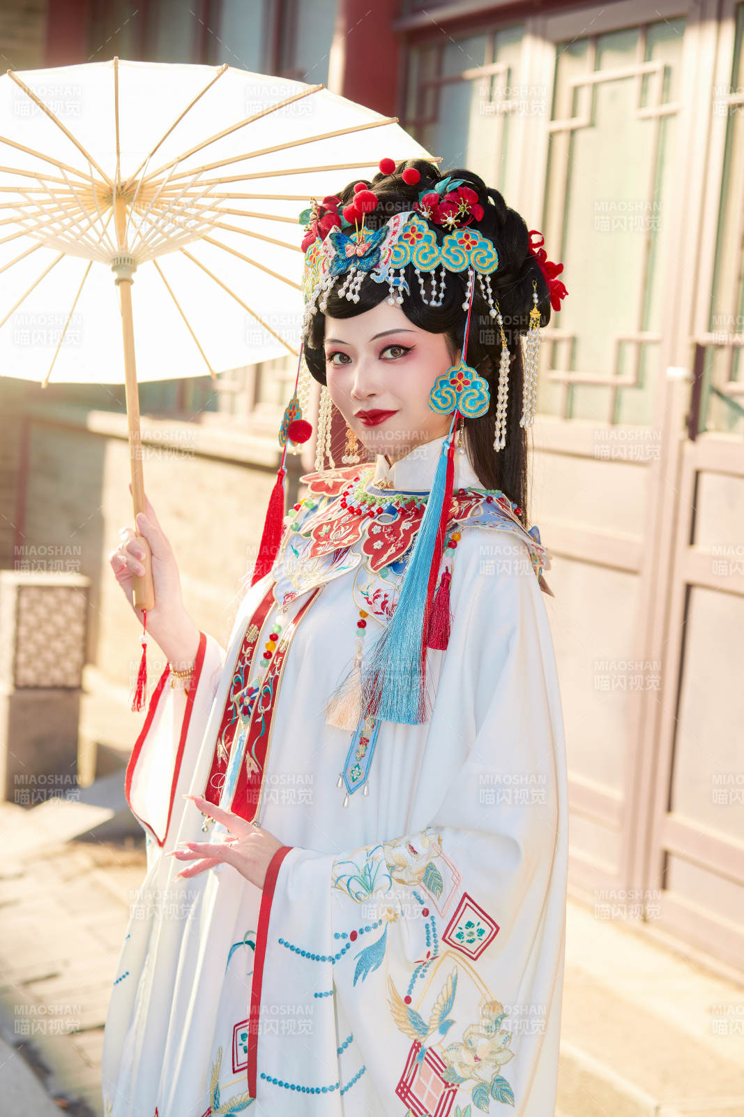 國潮戲曲服飾妝容手持油紙傘的中國美女